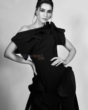 Modern Beauty Kriti Sanon in a Black Bodycon Gown Photos 03