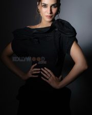 Modern Beauty Kriti Sanon in a Black Bodycon Gown Photos 04