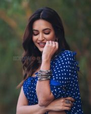 Most Stylish Actress Kriti Kharbanda in a Blue Bandhani Saree with a Matching Sleeveless Blouse Pictures 02