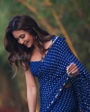 Most Stylish Actress Kriti Kharbanda in a Blue Bandhani Saree with a Matching Sleeveless Blouse Pictures 03
