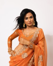 Nanpakal Nerathu Mayakkam Movie Heroine Ramya Pandian Sexy Saree Photos 03