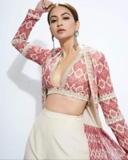 Pagalpanti Actress Kriti Kharbanda Glamorous in Pink Crop Top and Palazzo Photos 01