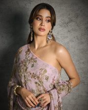 Param Sundari Heroine Janhvi Kapoor in a Pink Floral Saree Photos 04 Param Sundari Heroine Janhvi Kapoor in a Pink Floral Saree Photos 04