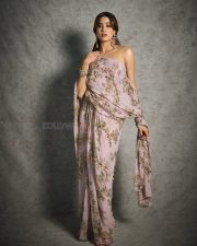Param Sundari Heroine Janhvi Kapoor in a Pink Floral Saree Photos 06 Param Sundari Heroine Janhvi Kapoor in a Pink Floral Saree Photos 06