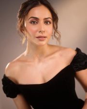 Pati Patni Aur Woh Do Heroine Rakul Preet Singh in a Black Velvet Off Shoulder Top with a Voluminous High Waisted Crimson Satin Skirt Photos 02 Pati Patni Aur Woh Do Heroine Rakul Preet Singh in a Black Velvet Off Shoulder Top with a Voluminous High Waisted Crimson Satin Skirt Photos 02