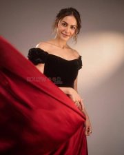 Pati Patni Aur Woh Do Heroine Rakul Preet Singh in a Black Velvet Off Shoulder Top with a Voluminous High Waisted Crimson Satin Skirt Photos 03