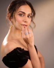 Pati Patni Aur Woh Do Heroine Rakul Preet Singh in a Black Velvet Off Shoulder Top with a Voluminous High Waisted Crimson Satin Skirt Photos 04