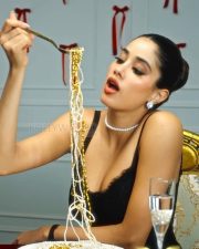Peddi Actress Janhvi Kapoor Sexy Pictures 03