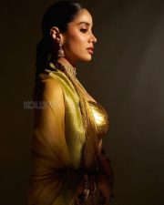 Peddi Actress Janhvi Kapoor in a Gold metallic strapless blouse and earthy saree Photos 03