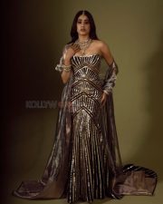 Peddi Actress Janvhi Kapoor in a Black and Silver Strapless Embellished Bodycon Gown Photos 05
