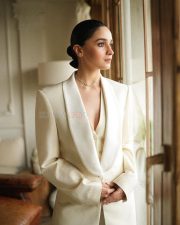 Power Beauty Alia Bhatt in an Off White Pant Suit with a Plunging Neckline Waistcoat Photos 01