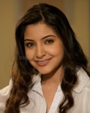 Pretty Anushka Sharma Picture