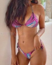 Provocative Esha Gupta Bikini Pictures 01