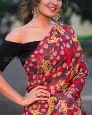 Raashi Khanna in a Black Sleeveless Blouse Picture 01