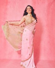 Radiant Actress Kiara Advani in a Pink Gold Embellished Saree Photos 05