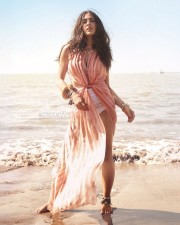 Sara Ali Khan Sea Side Photo 01
