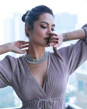 Seductive Esha Gupta Photoshoot Pictures 03