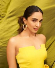 Sensual Kiara Advani in a Yellow Strapless Thigh Slit Gown Pictures 02