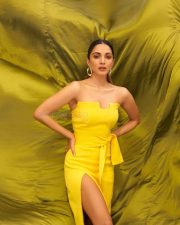 Sensual Kiara Advani in a Yellow Strapless Thigh Slit Gown Pictures 03