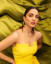 Sensual Kiara Advani in a Yellow Strapless Thigh Slit Gown Pictures 04