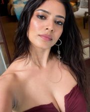 Sensual Malavika Mohanan Cleavage in a Burgundy Strapless Top Photos 01