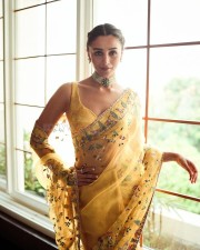 Sexy Alia Bhatt in a Yellow Floral Saree Photos 05