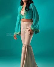 Sexy Anikha Surendran Cleavage in a Aqua Green Crop Top and Cream Colored Pants Photos 02
