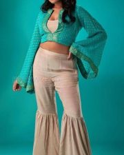 Sexy Anikha Surendran Cleavage in a Aqua Green Crop Top and Cream Colored Pants Photos 03