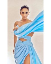 Sexy Beauty Kiara Advani in a Pastel Blue Cutout Gown Photos 08