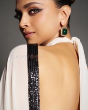 Sexy Deepika Padukone Backless in a White And Black Saree at Jawan Press Meet Photos 01
