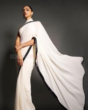 Sexy Deepika Padukone Backless in a White And Black Saree at Jawan Press Meet Photos 03
