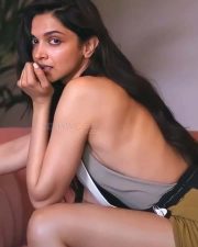 Sexy Deepika Padukone Side View Photo01