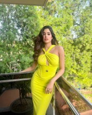 Sexy Doll Janhvi Kapoor in a Yellow Bodycon Dress Photos 01