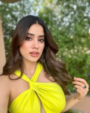 Sexy Doll Janhvi Kapoor in a Yellow Bodycon Dress Photos 02