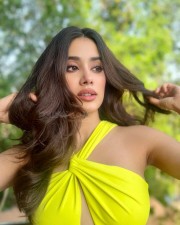 Sexy Doll Janhvi Kapoor in a Yellow Bodycon Dress Photos 05