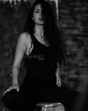Sexy Esha Gupta Black and White Photoshoot Pictures 04