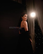 Sexy Karishma Tanna in a Golden Shimmering Black Saree Photos 02