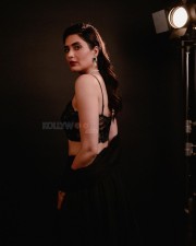 Sexy Karishma Tanna in a Golden Shimmering Black Saree Photos 03