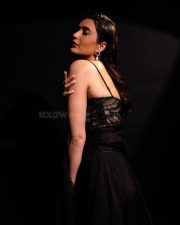 Sexy Karishma Tanna in a Golden Shimmering Black Saree Photos 05