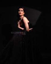 Sexy Karishma Tanna in a Golden Shimmering Black Saree Photos 06