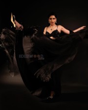 Sexy Karishma Tanna in a Golden Shimmering Black Saree Photos 07