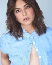 Sexy Kriti Kharbanda Topless in a Blue Denim Shirt Picture 01