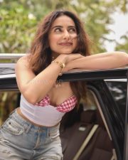 Sexy Rakul Preet Singh Jungle Safari in a Mini Denim Shorts and White Crop Top with Pink Checks Photos 03