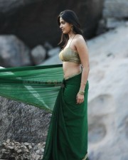 Sexy South Siren Anushka Shetty Removing Saree and Showing Hot Cleavage Photos 04