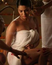 Sexy Sunny Leone Bathing Photos 01