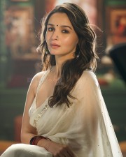 Sexy and Stylish Alia Bhatt in Saree Photos 01