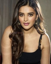 Sizzling Nidhhi Agerwal in a Black Sleeveless Outfit Photos 02