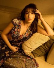 Sizzling Nora Fatehi in a Black Embroidered Saree Photos 02