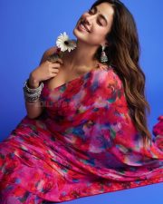 Smiling Beauty Janhvi Kapoor in a Floral Pink Printed Saree with Matching Sleeveless Blouse Photos 04