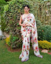 Stunning Beauty Malavika Mohanan in a White Floral Monochromatic Saree with Sleeveless Blouse Photos 04 Stunning Beauty Malavika Mohanan in a White Floral Monochromatic Saree with Sleeveless Blouse Photos 04